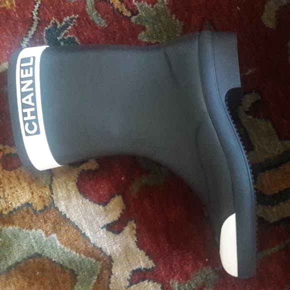 Chanel - Picture 3 of 7